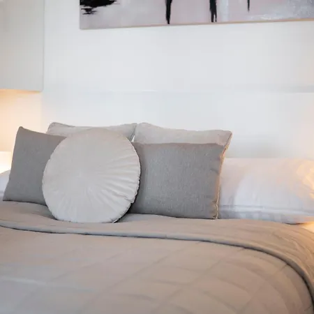28Th Floor Luxury Skyline 1Bdrm Apartment - Downtown City Center Братислава