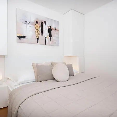 28th Floor Luxury Skyline 1bdrm - Downtown Center