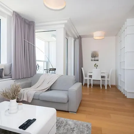28th Floor Luxury Skyline 1bdrm - Downtown Center شقة براتسيلافا